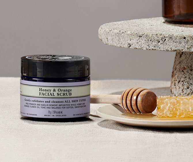 Facial scrubs & polishes